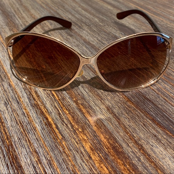 Accessories - Gold large framed sunglasses 🕶